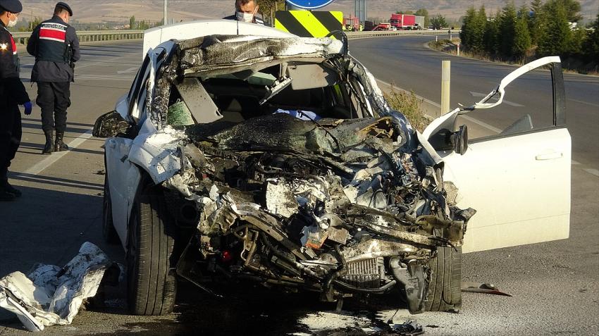 Feci kaza! Otomobille kamyonet çarpıştı: 3 ölü, 1 yaralı