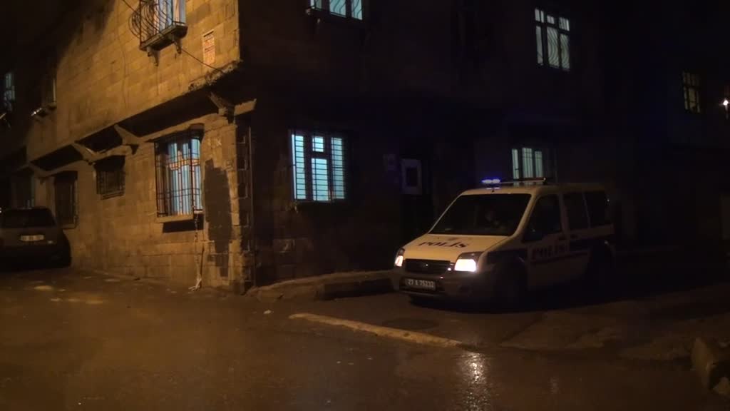 GAZİANTEP - Akraba iki grup arasında çıkan silahlı kavgada 3 kişi öldü