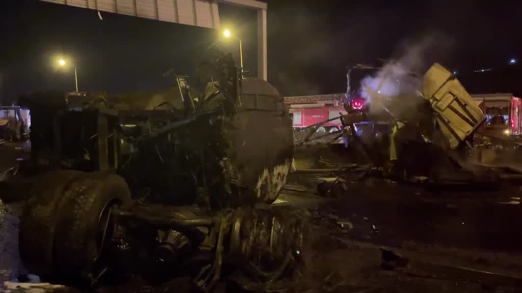 GAZİANTEP - TAG Otoyolu'nda tır 3 araca çarptı, 3 kişi öldü