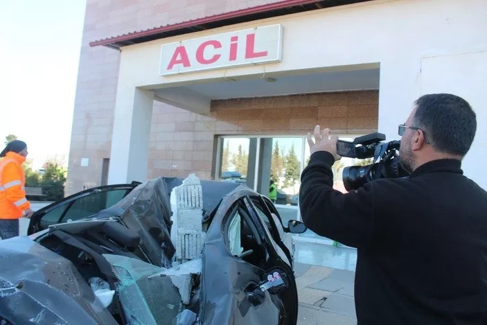 Gaziantep'te depremde yaralanan çocuğunu hurda araçla hastaneye getirdi