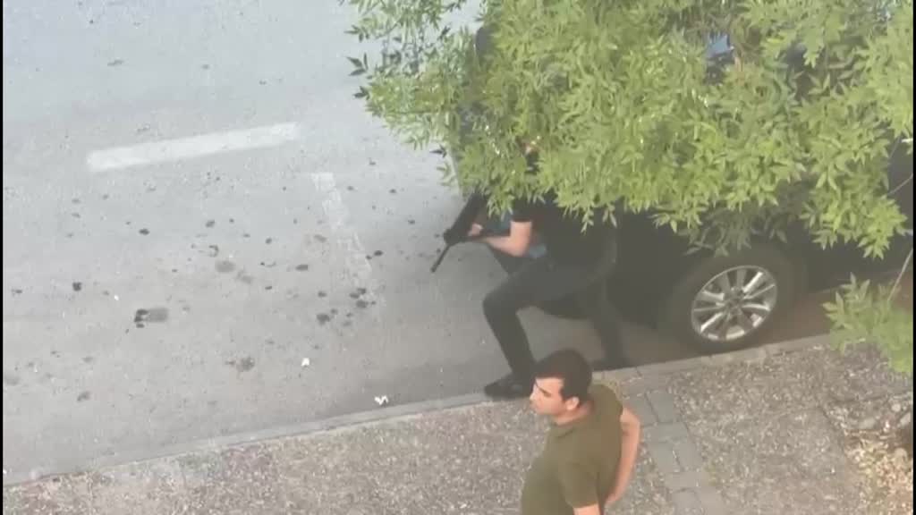 Gaziantep’te emniyete saldırmak isteyen canlı bomba vurularak etkisiz  hale  getirildi.