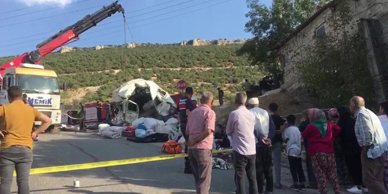 Gaziantep'te kamyon yoldaki araçlara çarptı: 5 ölü, 17 yaralı