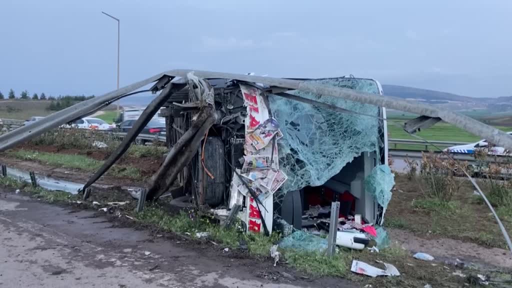 GAZİANTEP - Yolcu otobüsü ile tırın çarpışması sonucu 14 kişi yaralandı
