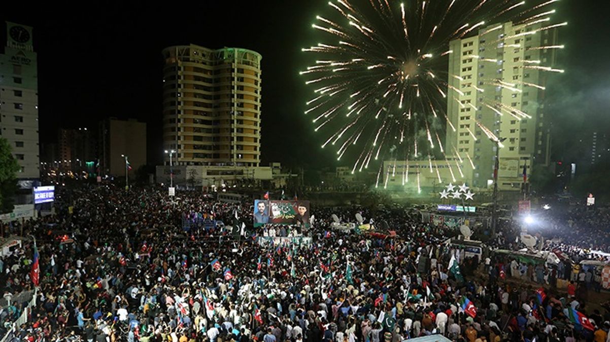 Gazze'de Katliam var diyen  Pakistan'da yılbaşı kutlamaları yasaklandı