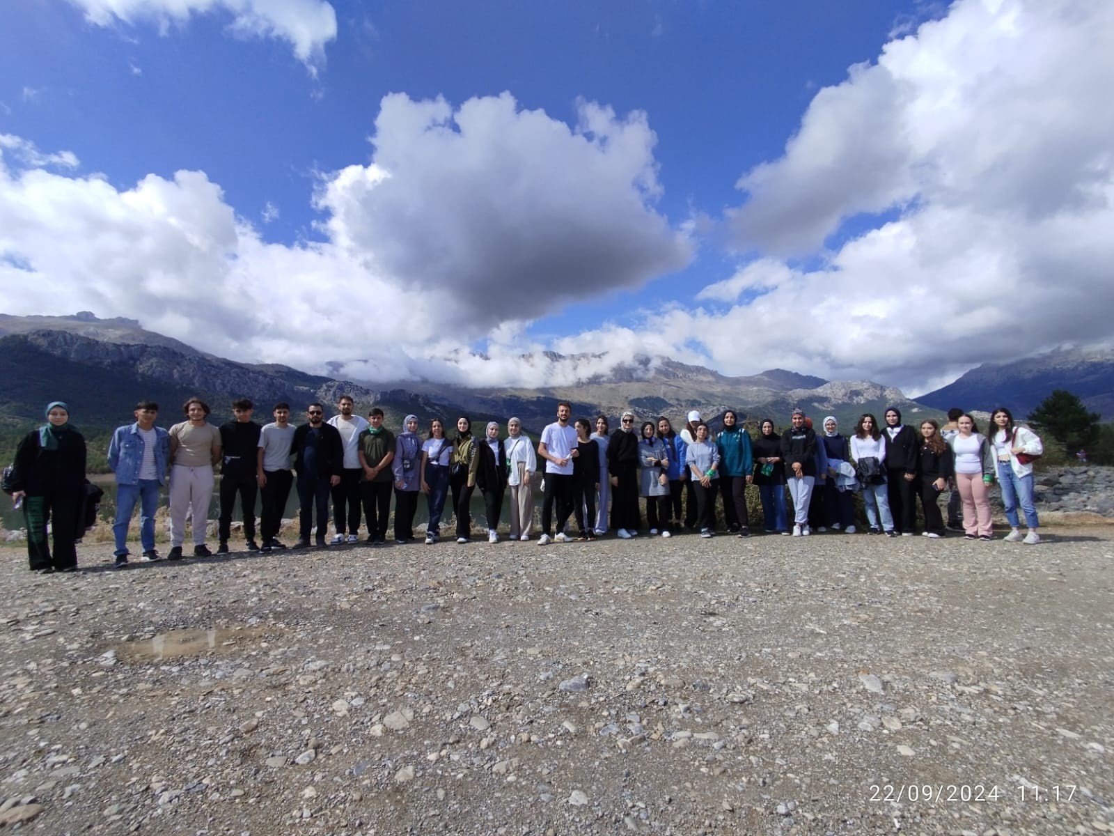 Gençlerden Doğa Yürüyüşü ve Çevre Temizliği