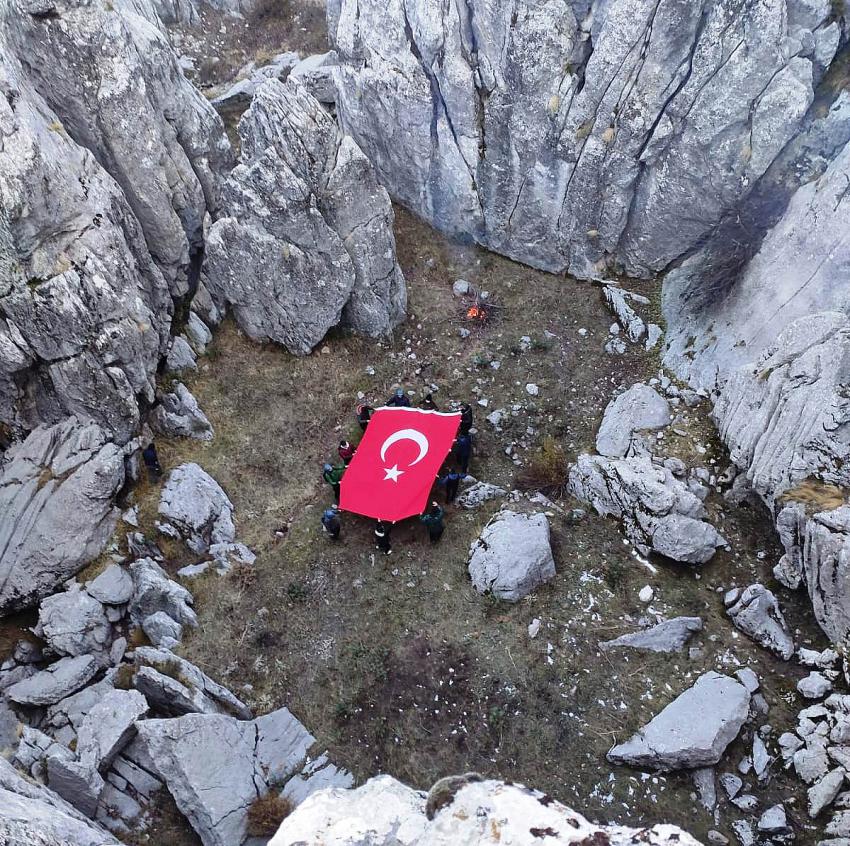 Giden Gelmez Dağlarında  Dev Türk  Bayrağı Video Haber