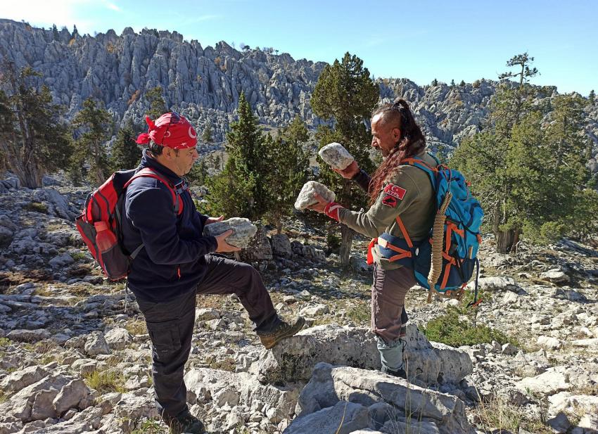 Giden gelmez  Dağlarında Yaban keçilerine Tuz  VİDEOHABER