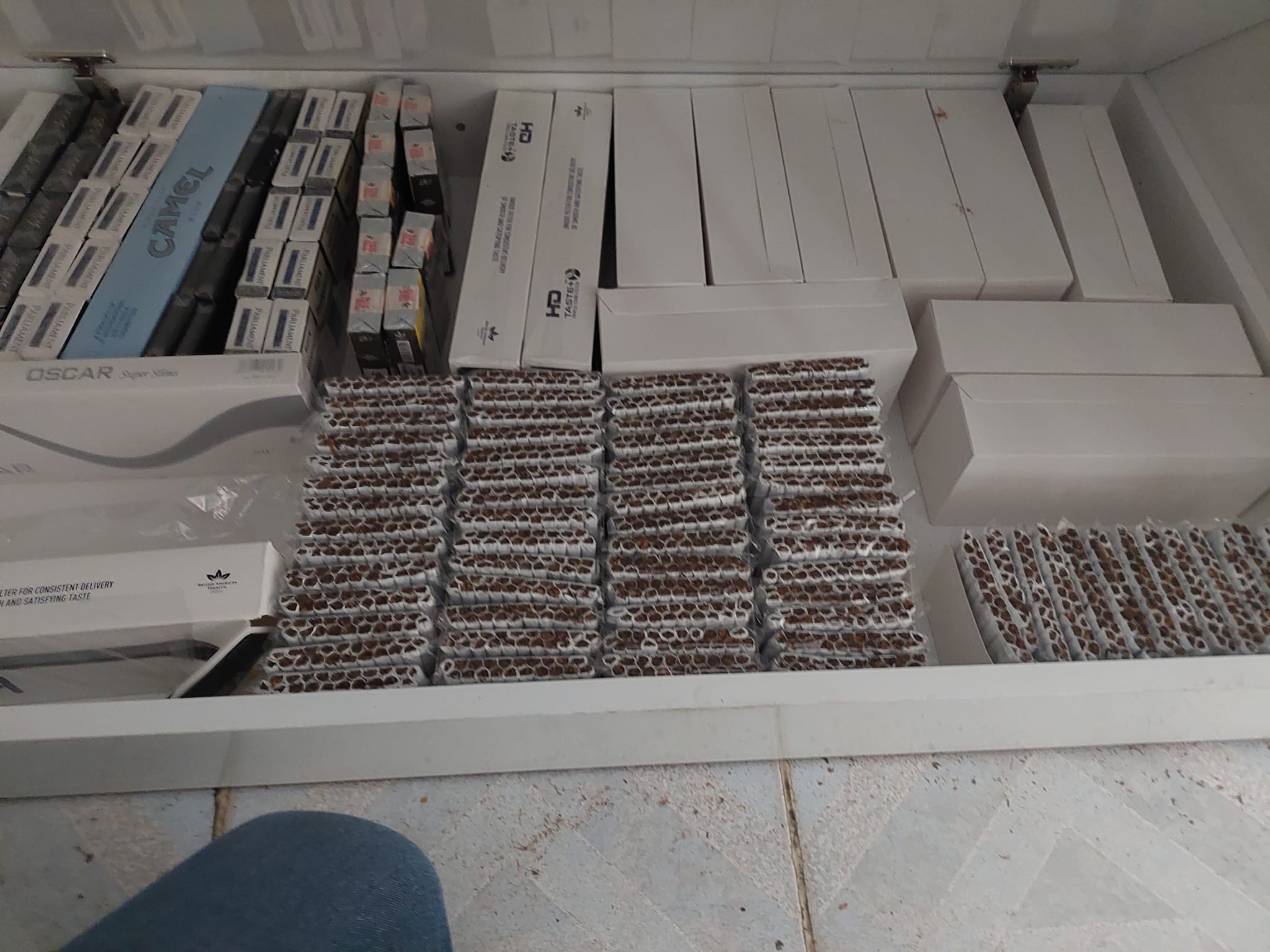 GİZLİ BÖLMEYE SAKLANMIŞ BİNLERCE PAKET GÜMRÜK KAÇAĞI SİGARA POLİSİN DİKKATİNDEN KAÇMADI