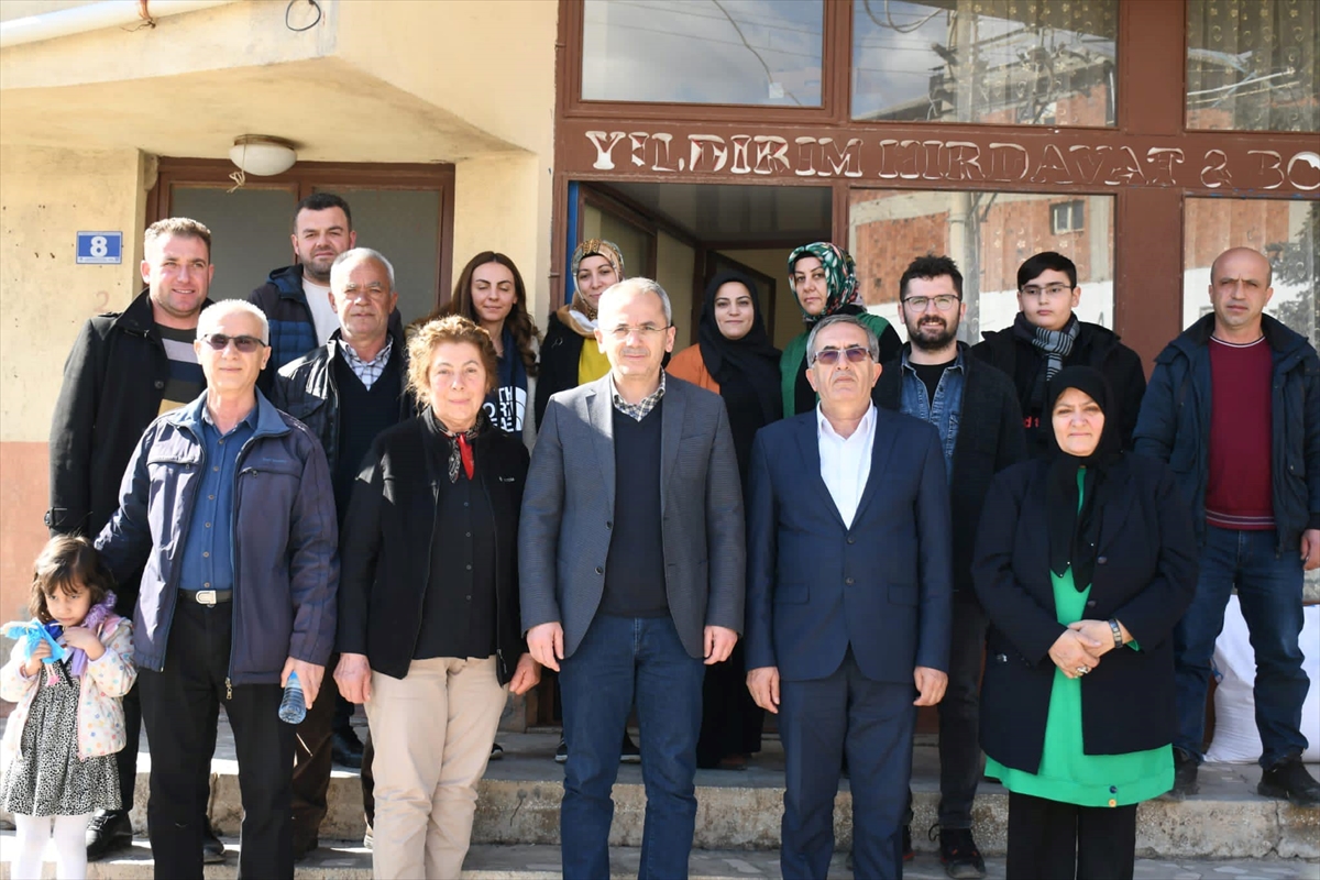 Görme engelli yaşlı kadın depremzedeler için yüzüğünü bağışladı