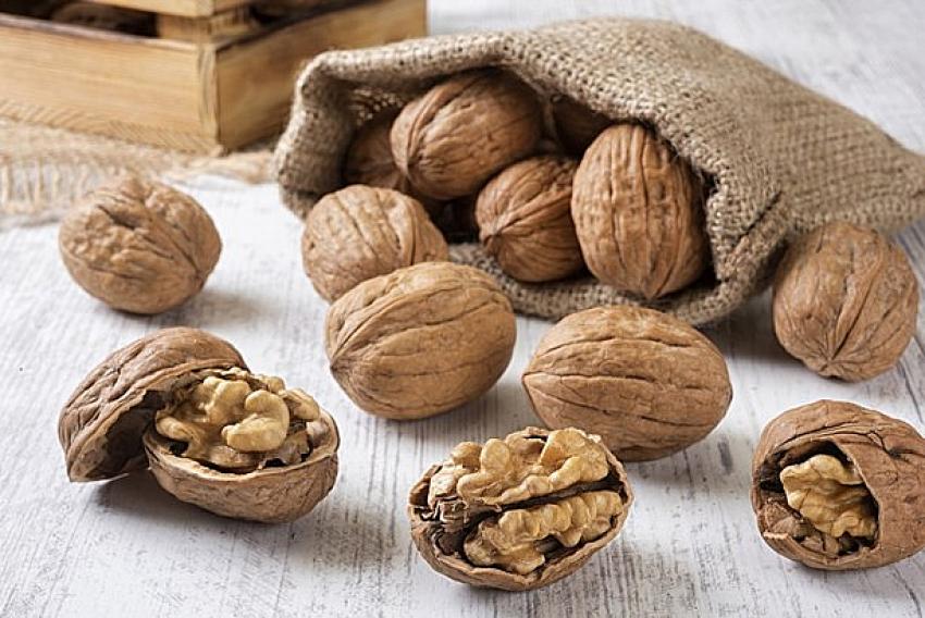 GÜNDE  3-4 TANE CEVİZ  YEMENİN FAYDALARI BİTMİYOR.