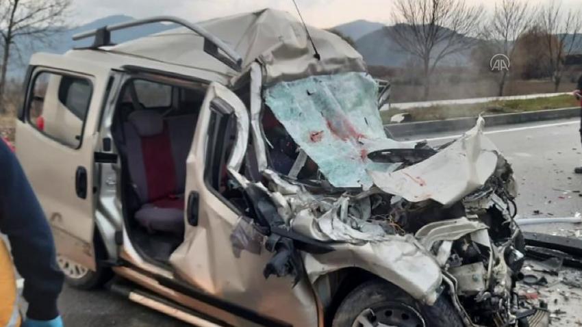 Hafif ticari aracın kamyonla çarpışması sonucu 4 kişi öldü