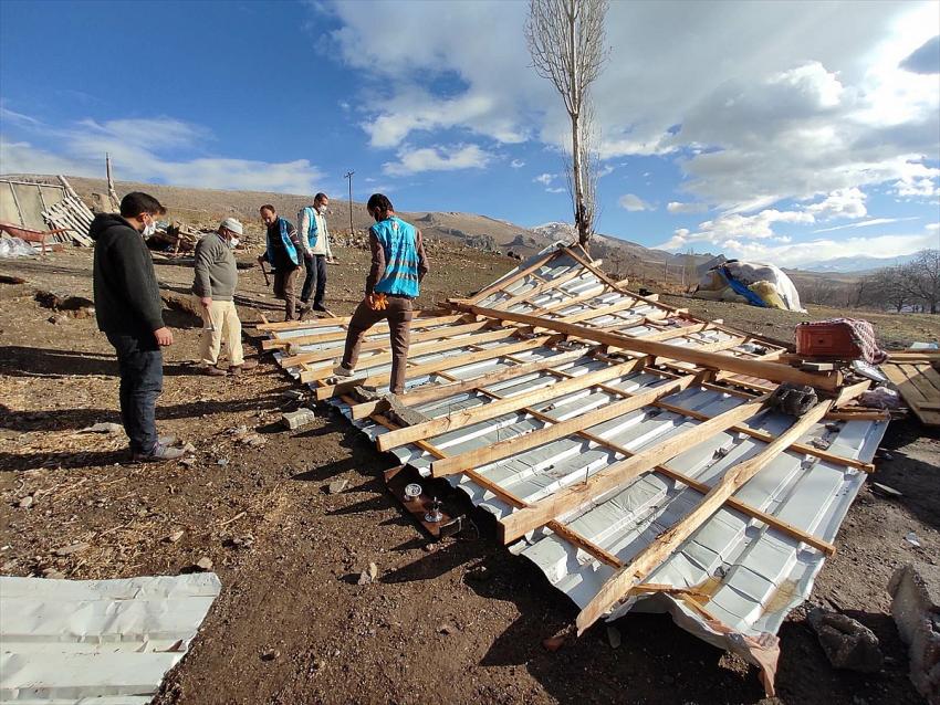 Halkapınar'da ağılı yanan vatandaşa Müftülük ve Diyanet Vakfı'ndan destek