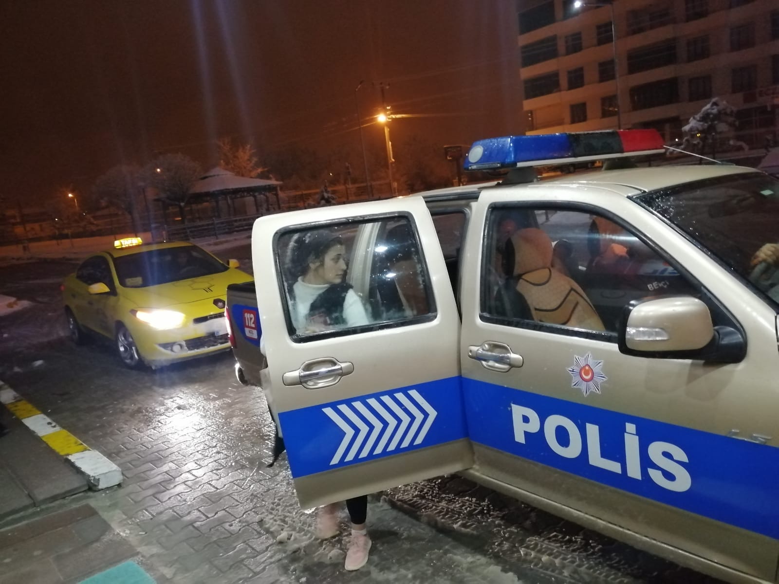HASTA OLANINDA , YOLDA KALANINDA KONYA POLİSİ YANINDA