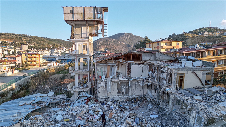 Hatay'da depremde çöken binanın ek yapısı ayakta kaldı
