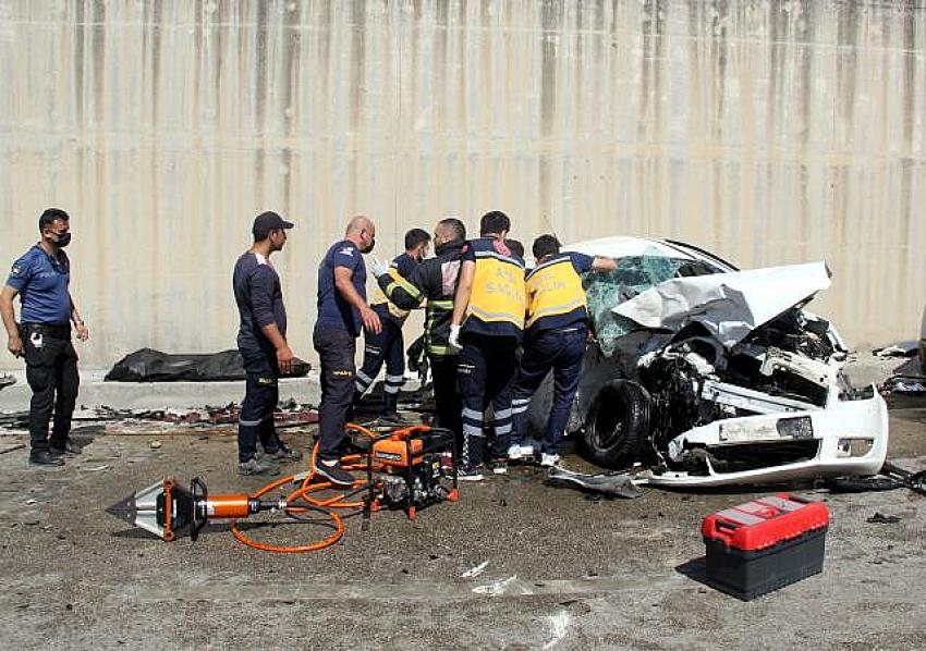 Hatay'da meydana gelen trafik kazasında 4 kişi hayatını kaybetti, 3 kişi yaralandı.