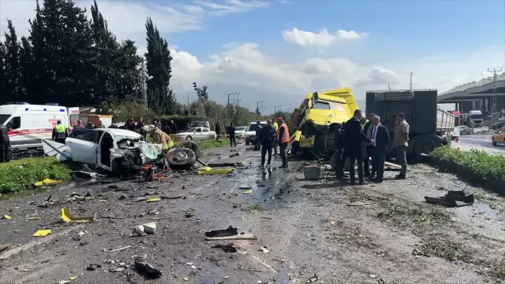 HATAY - Karşı şeride geçen tırın çarptığı otomobildeki 6 kişi öldü