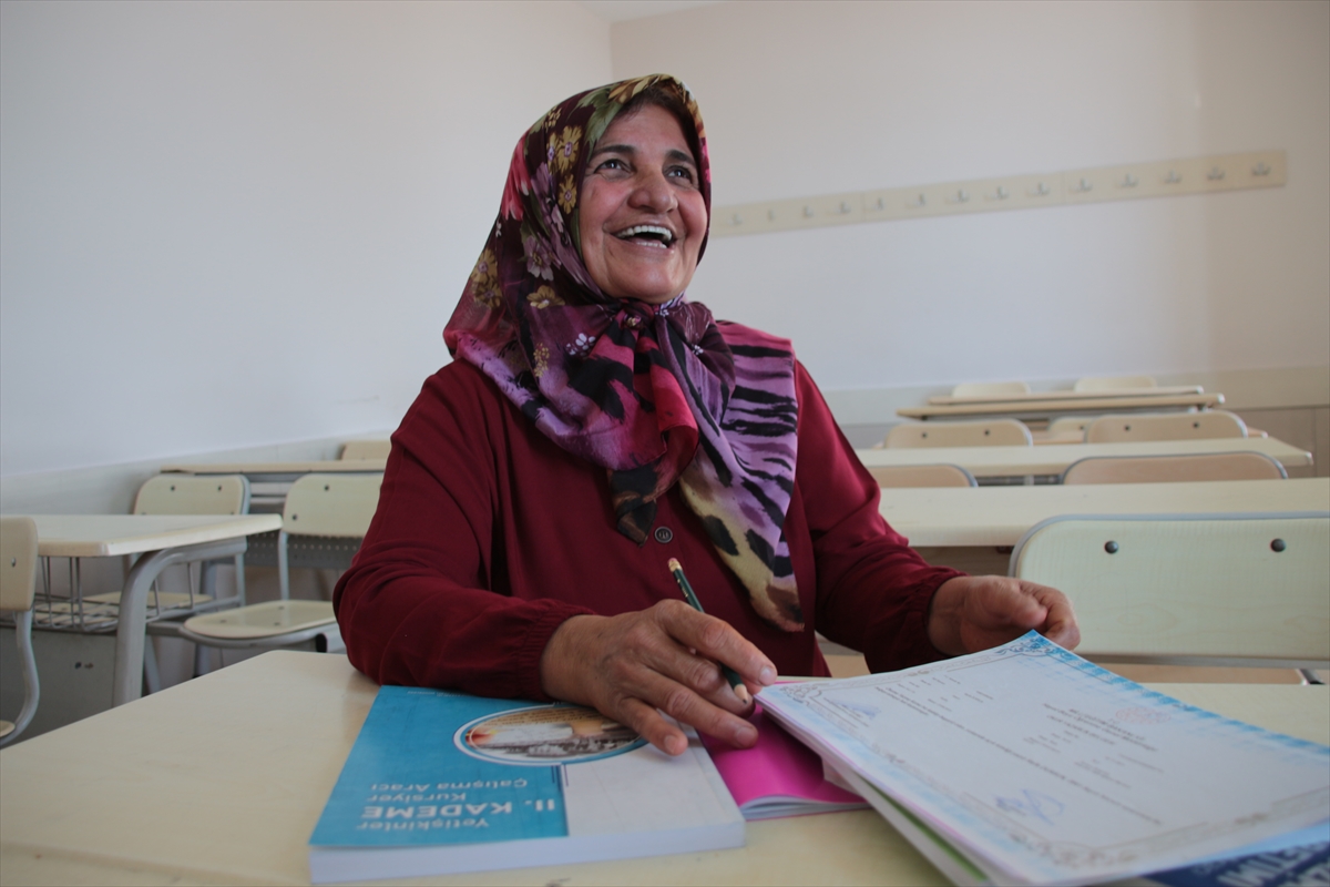 Hayatını 52 yaşında okuma yazma öğrenerek kolaylaştırdı