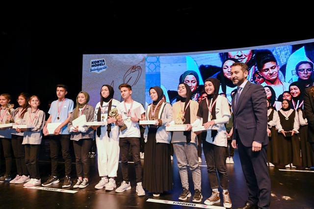 “Haydi Oyna Bakalım” tiyatro yarışmasında  Seydişehir Şehit Muhsin Kiremitçi Fen Lisesi de üçüncü oldu.