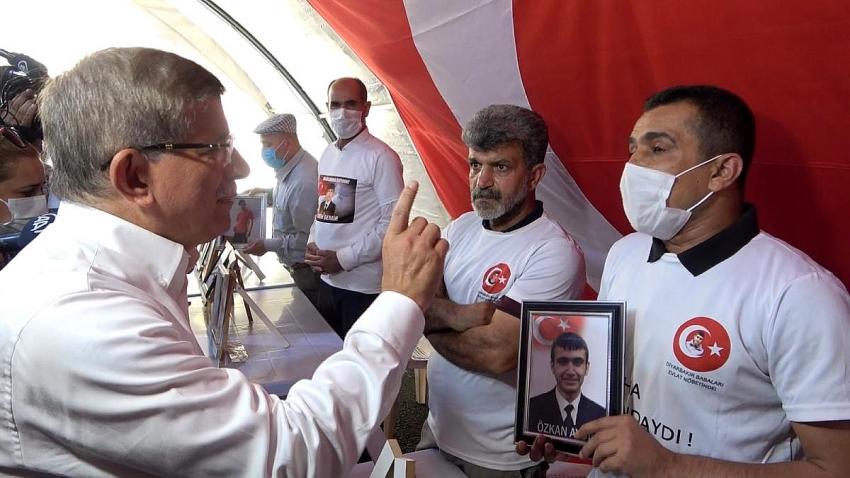 "HDP'ye destek vermeyin" sözlerine çok kızan Davutoğlu, evlat nöbeti tutan ailelerle tartıştı