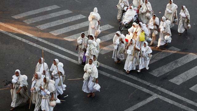 Hindistan'da Elmas varisi kız rahibe olmak için servetinden vazgeçti