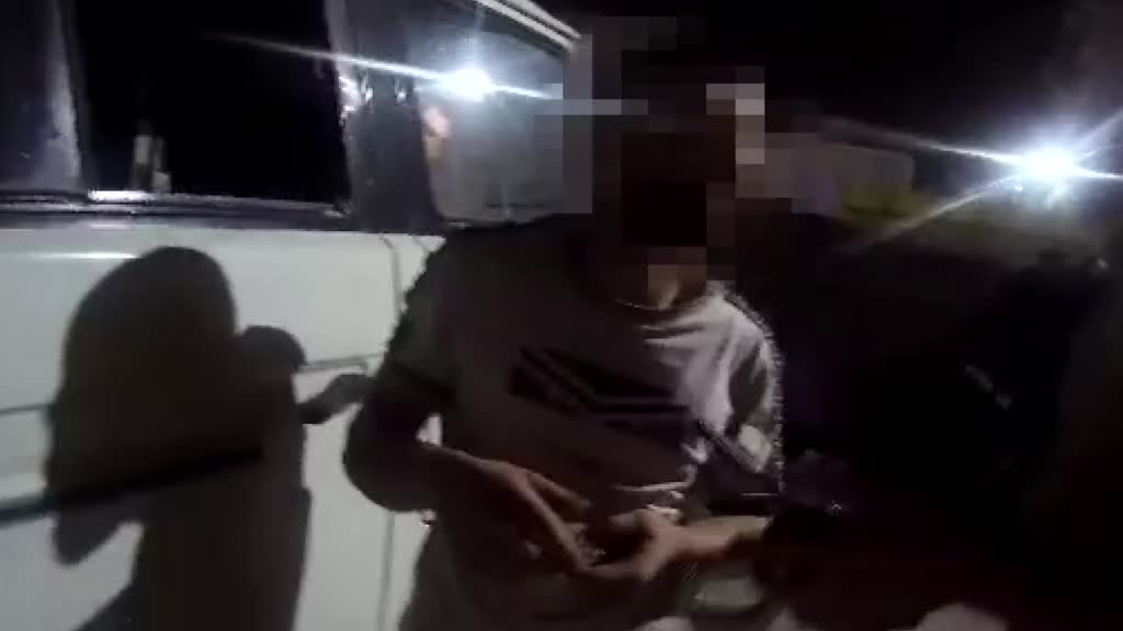 Hırsızlık yapmak isterken kendisini yakalayan bekçilerin bayramını kutladı