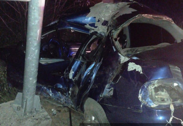 Höyükte yol kenarındaki tabelaya çarpan otomobilin sürücüsü öldü