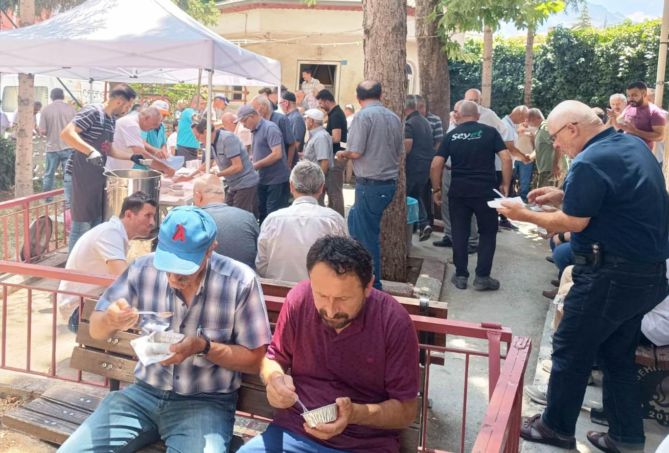 Hüdaverdi camisinde aşure geleneği devam ediyor.