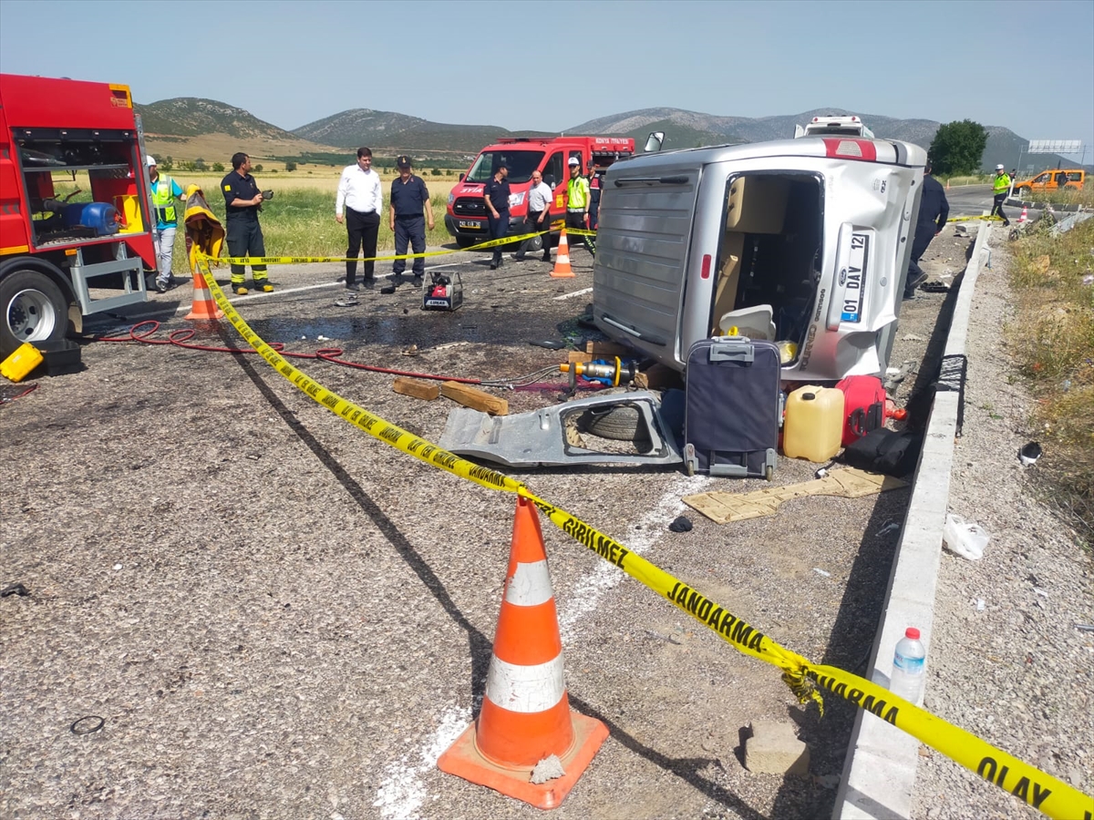 Hüyük'te  2 otomobil çarpıştı, 1 kişi öldü, 5 kişi yaralandı