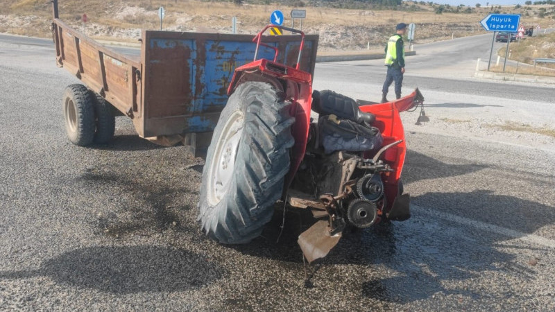 Beyşehir'de Kamyonla çarpışan traktör ikiye bölündü, sürücüsü ağır yaralandı