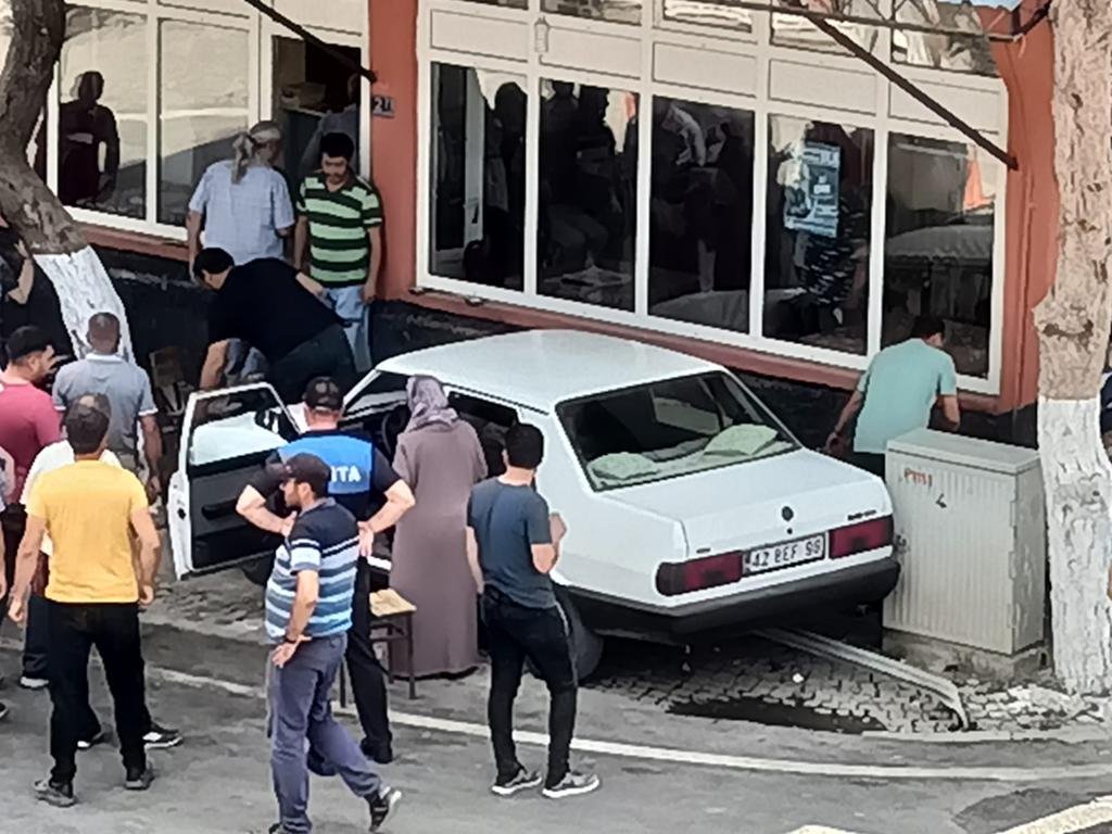 HÜYÜK’TE OTOMOBİL KAHVEHANEYE DALDI: 1 YARALI