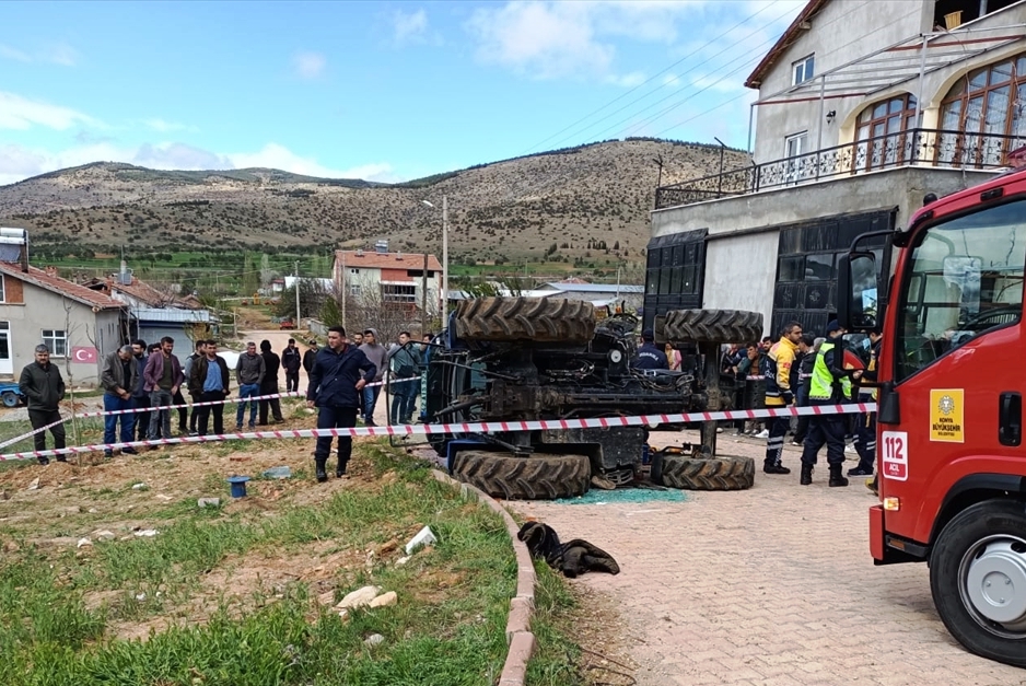 Hüyük'te traktör devrildi, genç kız öldü, annesi ve kardeşi yaralandı