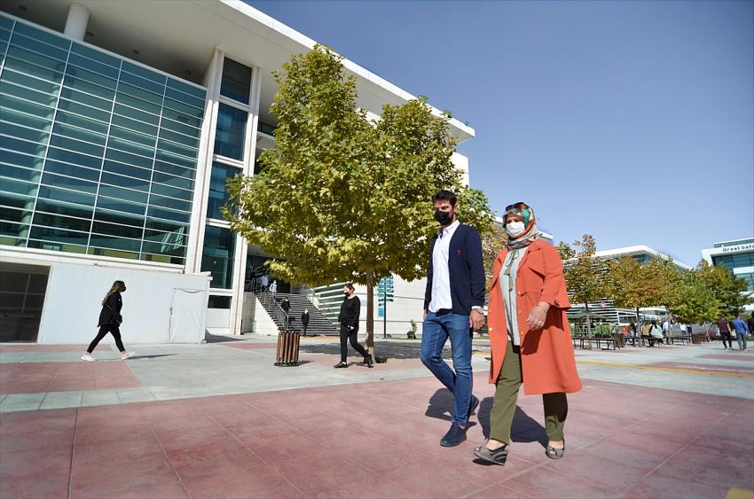 İddia uğruna üniversiteyi kazanan ev hanımı oğluyla okul arkadaşı oldu