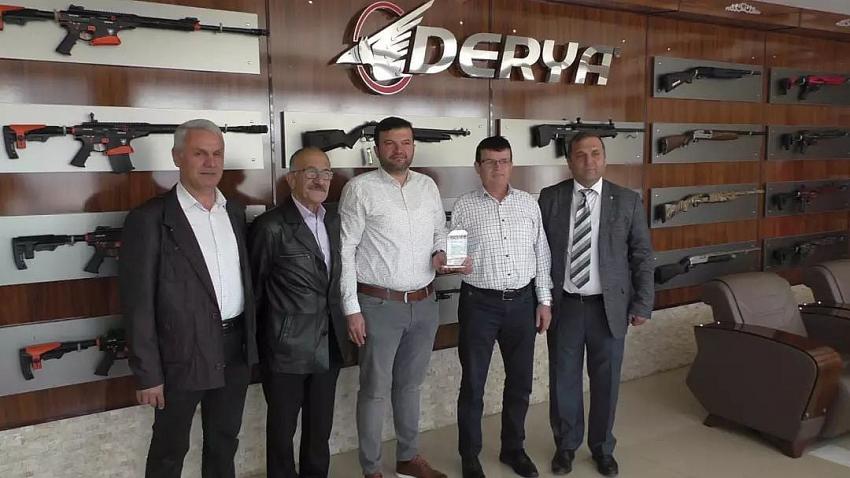 İHRACATTA İLK 1000'E GİREN DERYA SİLAH SANAYİ FİRMASINA PLAKET 