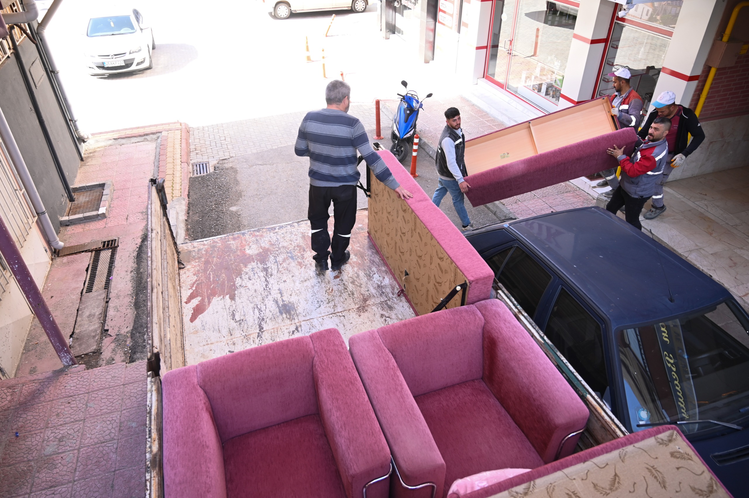 İHTİYAÇ FAZLASI EŞYALARI İHTİYAÇ SAHİPLERİNE ULAŞTIRIYORUZ