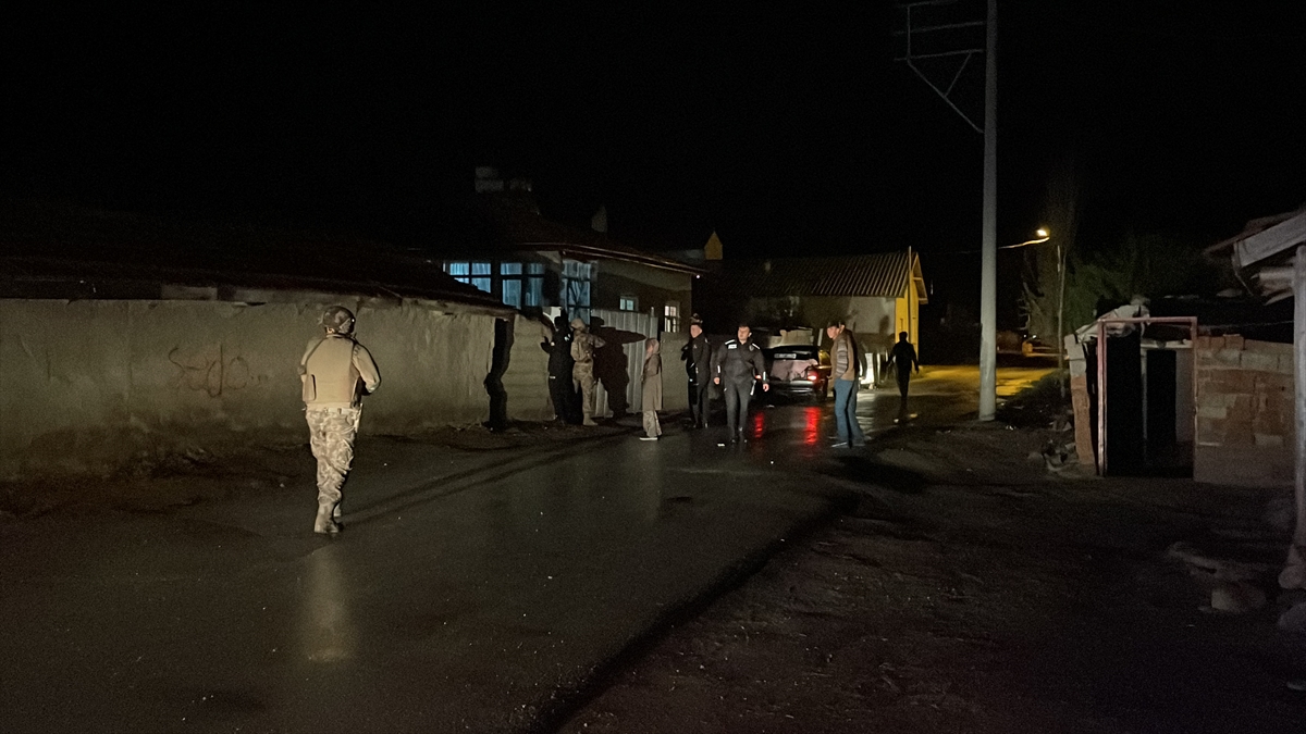 İki kadının yaralandığı kavgada bir kişi polise silah doğrulttuktan sonra kaçtı