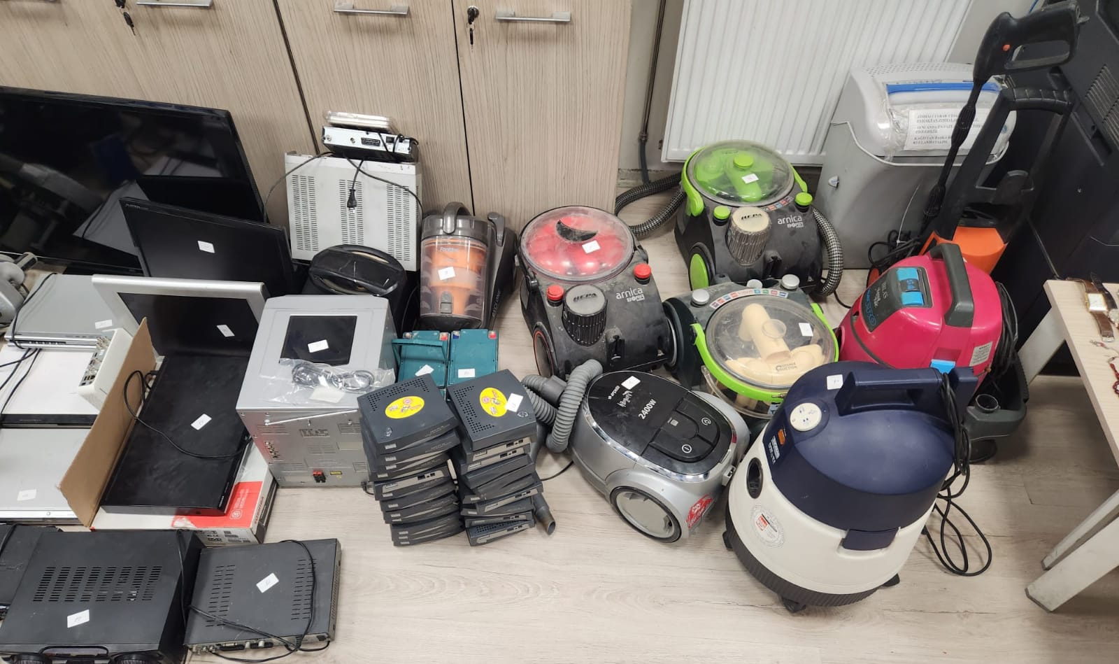 İKİNCİ EL DİYE SATILAN YÜZLERCE EŞYA ÇALINTI ÇIKTI