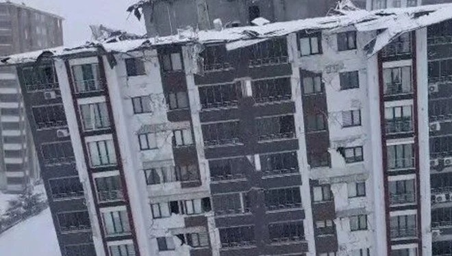 İlanında "depreme dayanıklı" yazıyordu  İlk Depremde çöktü