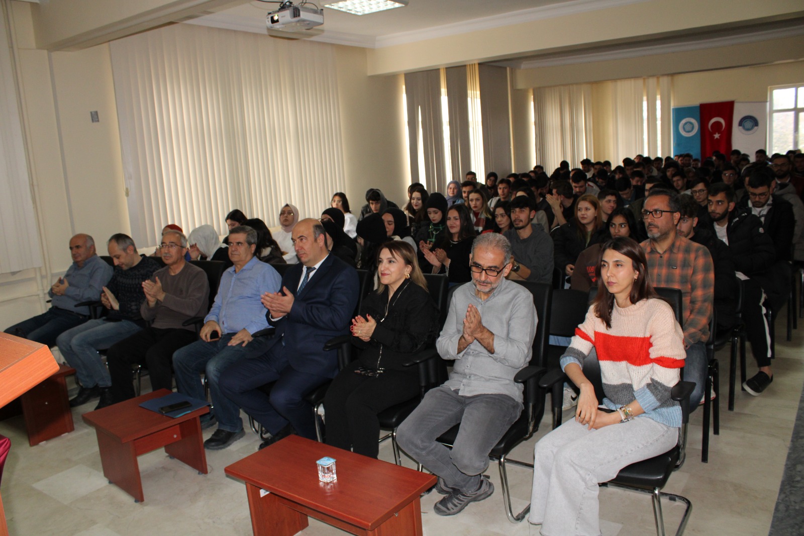 İlçe Sağlık Müdürlüğü ve Necmettin Erbakan Meslek Yüksekokulu İş Birliğiyle “Doğru Arkadaş Seçimi” Konferansı Düzenlendi