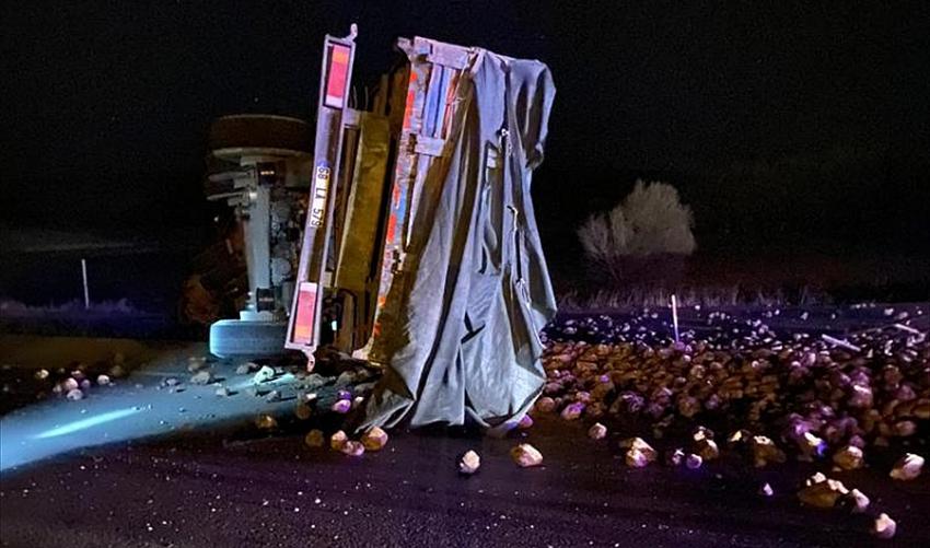 Ilgın'da pancar yüklü tır devrildi: 1 yaralı