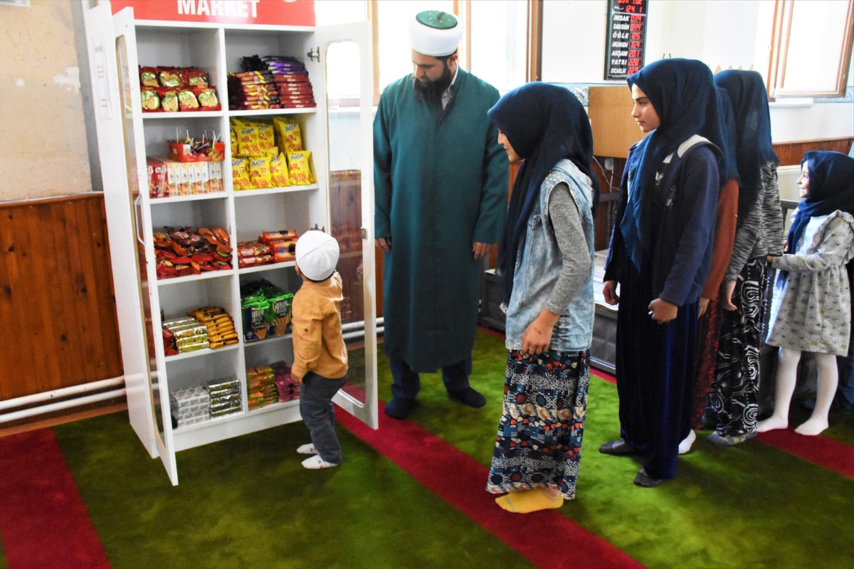 İmam, kurduğu "cami market"le çocuklara camiyi sevdiriyor