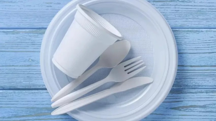 İngiltere'de Plastik çatal, bıçak ve tabaklara yasak getirildi