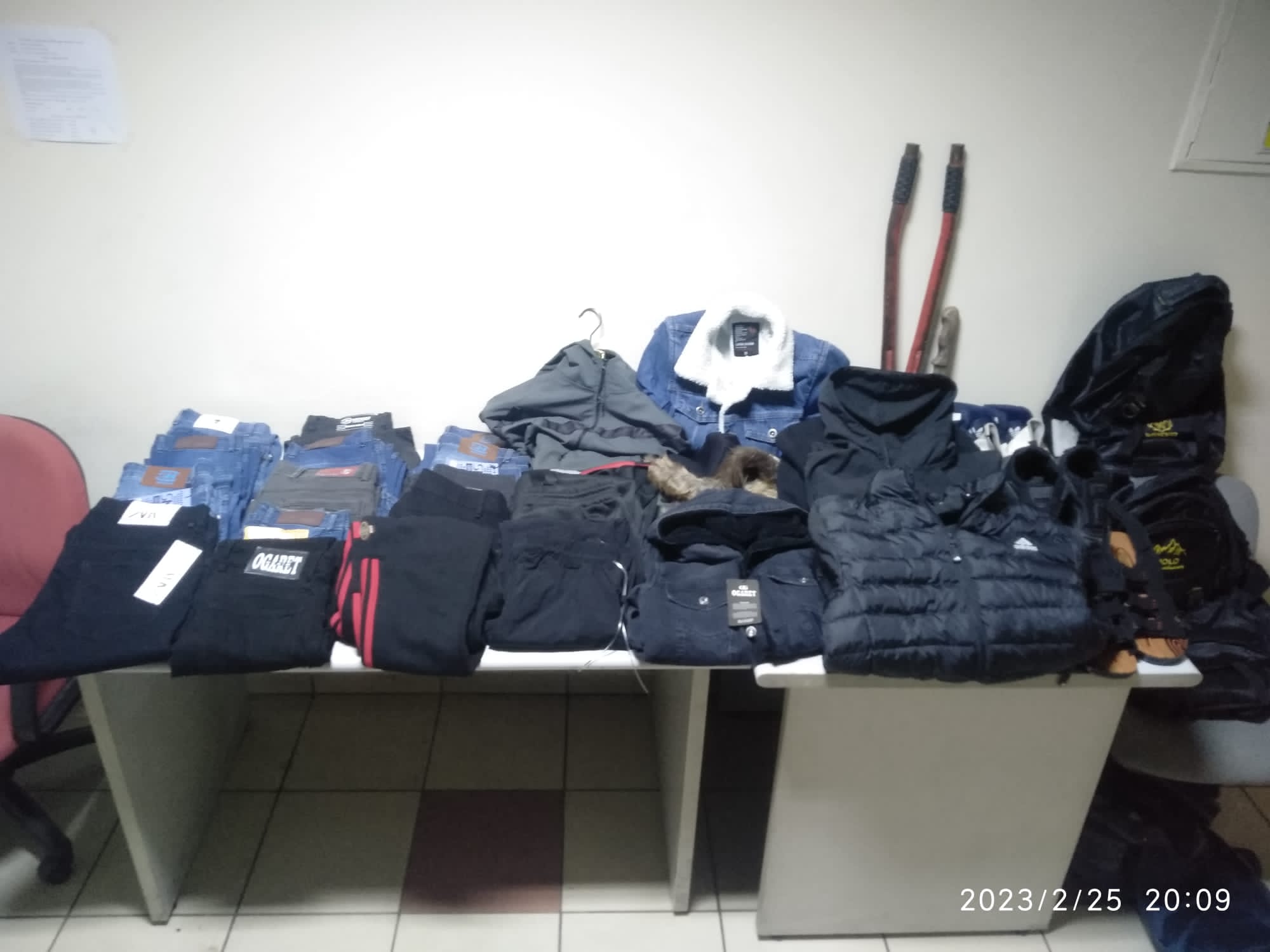 İŞ YERİNİ SOYAN HIRSIZLAR, KAMERALARLA ADIM ADIM İZLENEREK EVLERİNDE YAKALANDI