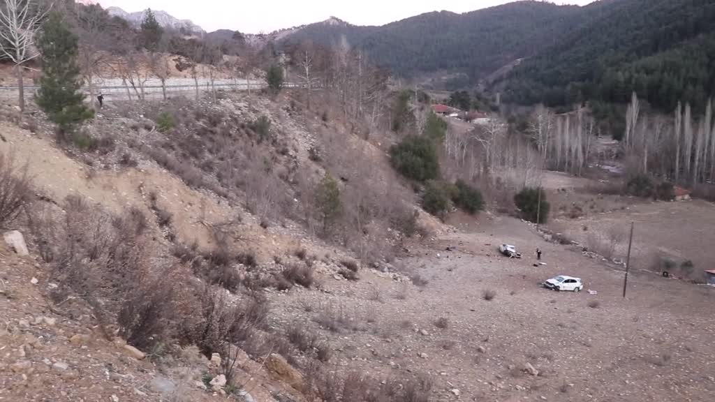 ISPARTA - İki otomobilin çarpışması sonucu 2 kişi öldü, 1 kişi yaralandı