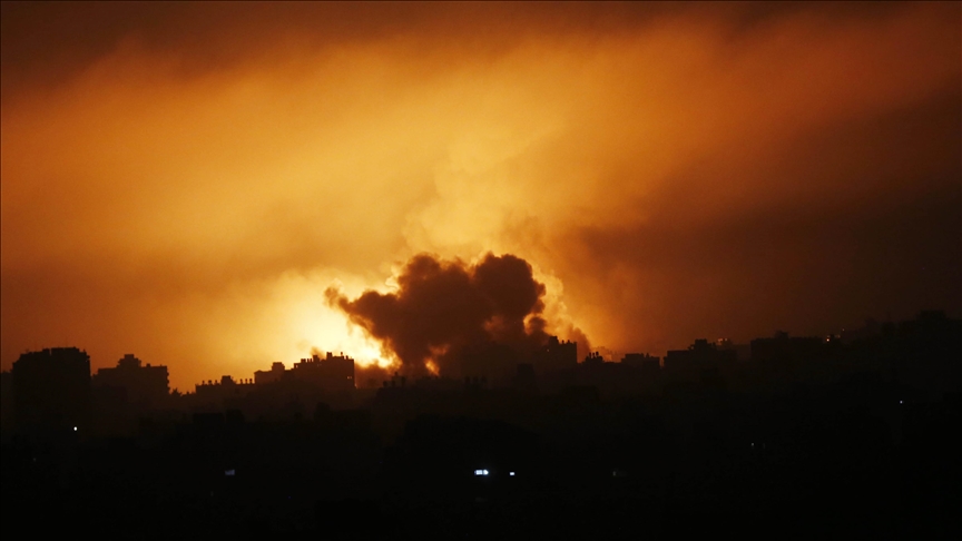 İsrail ordusu Gazze'de yerinden edilmiş insanların konvoyunu vurdu: En az 70 kişi öldü