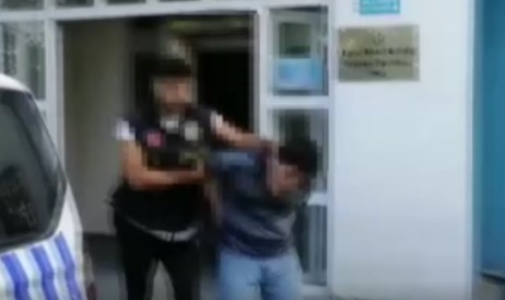 İstanbul Bağcılar'da Türk bayrağının üzerine  basarak çektiği videoyu  paylaşan kişi yakalandı.