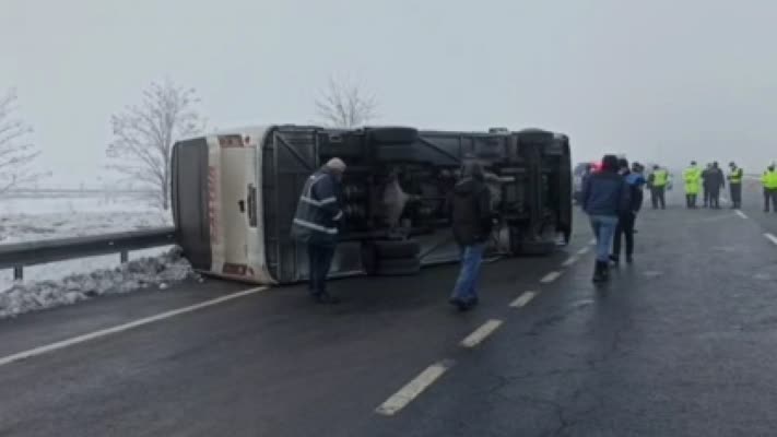 İSTANBUL - Çatalca'da devrilen polis servis aracındaki 13 kişi yaralandı