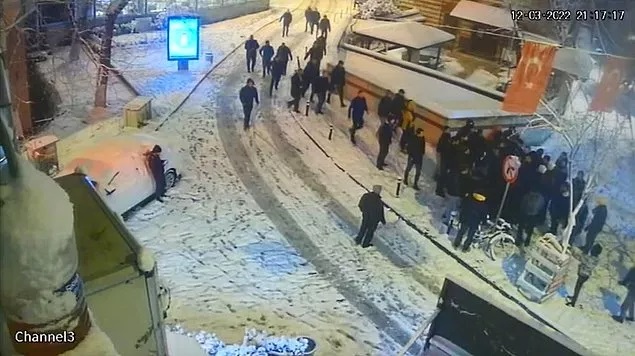 İstanbul'da 50 kişilik kar topu savaşı silahlı kavgaya dönüştü: 6 yaralı