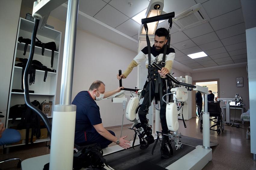  İstanbul'da denize atlarken boynu kırılan genç iyileşme azmiyle yaşıyor