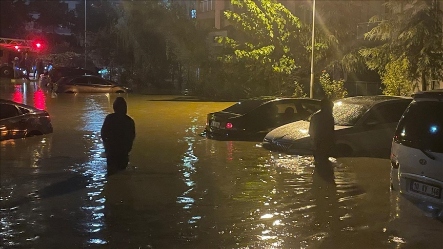 İstanbul'da sağanak yağış! Sel sularına kapılan 2 kişi yaşamını yitirdi