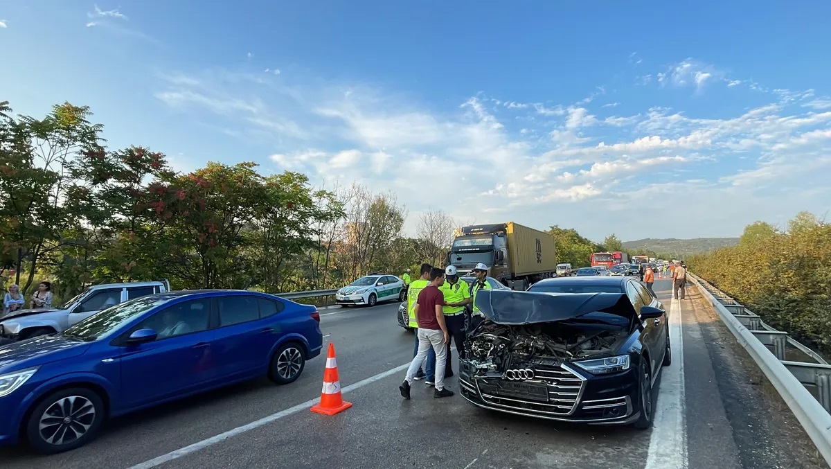 İstanbul-İzmir Otoyolu'ndaki zincirleme kazada 10 kişi yaralandı